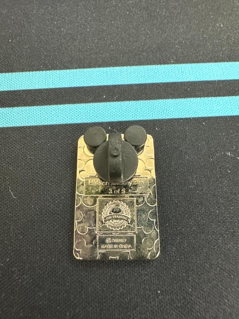 ベルのピンバッジ裏面と黒い留め具の未加工写真
