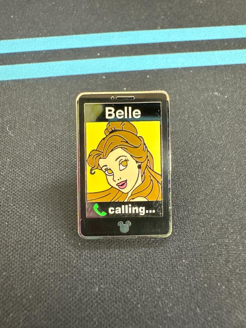 ベルの顔とcalling...の文字がある電話型ピンバッジの未加工実物写真