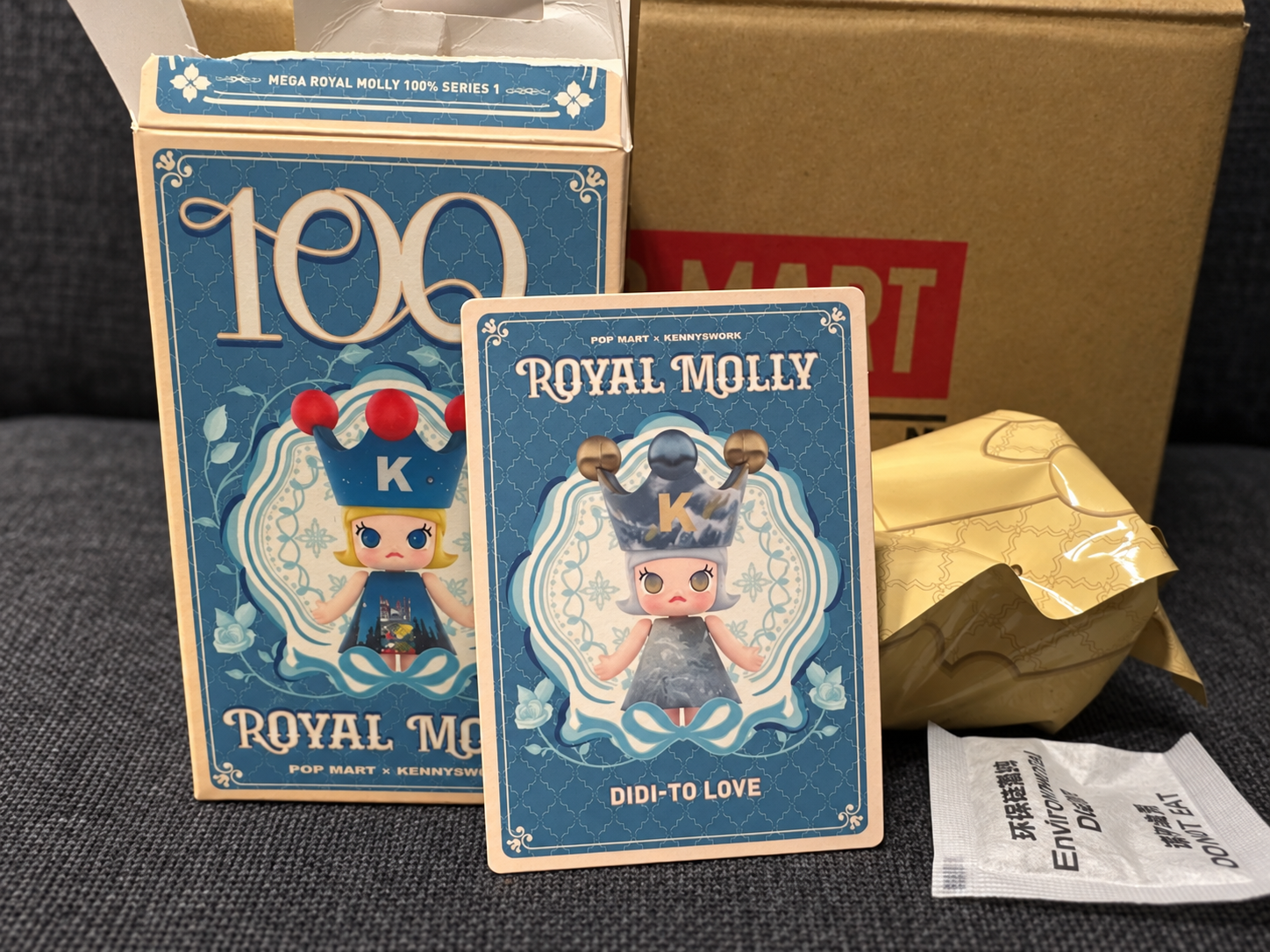 ROYAL MOLLY DIDI-TO LOVEの実物箱・カード・内袋を暗い背景に編集した画像