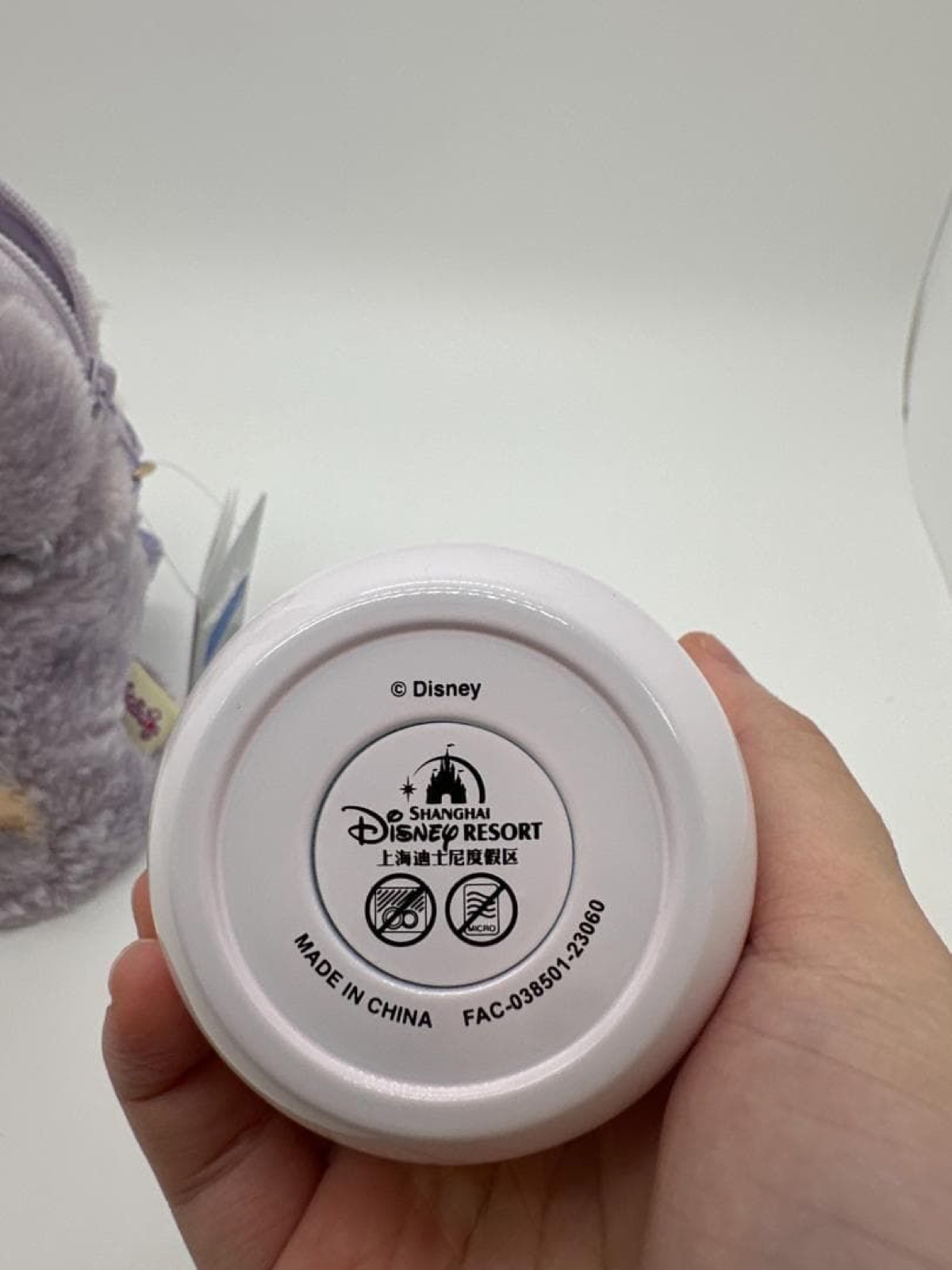保温ボトルの底面。© Disney、SHANGHAI DISNEY RESORT、上海迪士尼度假区、MADE IN CHINA、FAC-038501-23060の表記と2つの絵表示