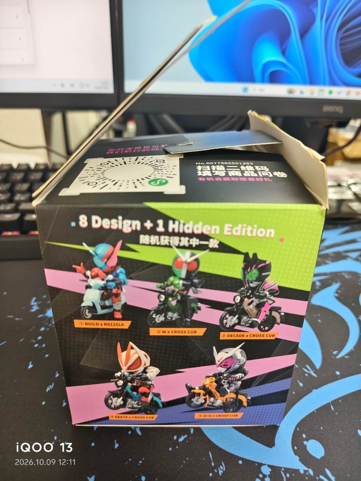 Side of the box reading "8 Design + 1 Hidden Edition", showing Build, W, Decade, Geats and Zi-O on bikes (unedited photo)