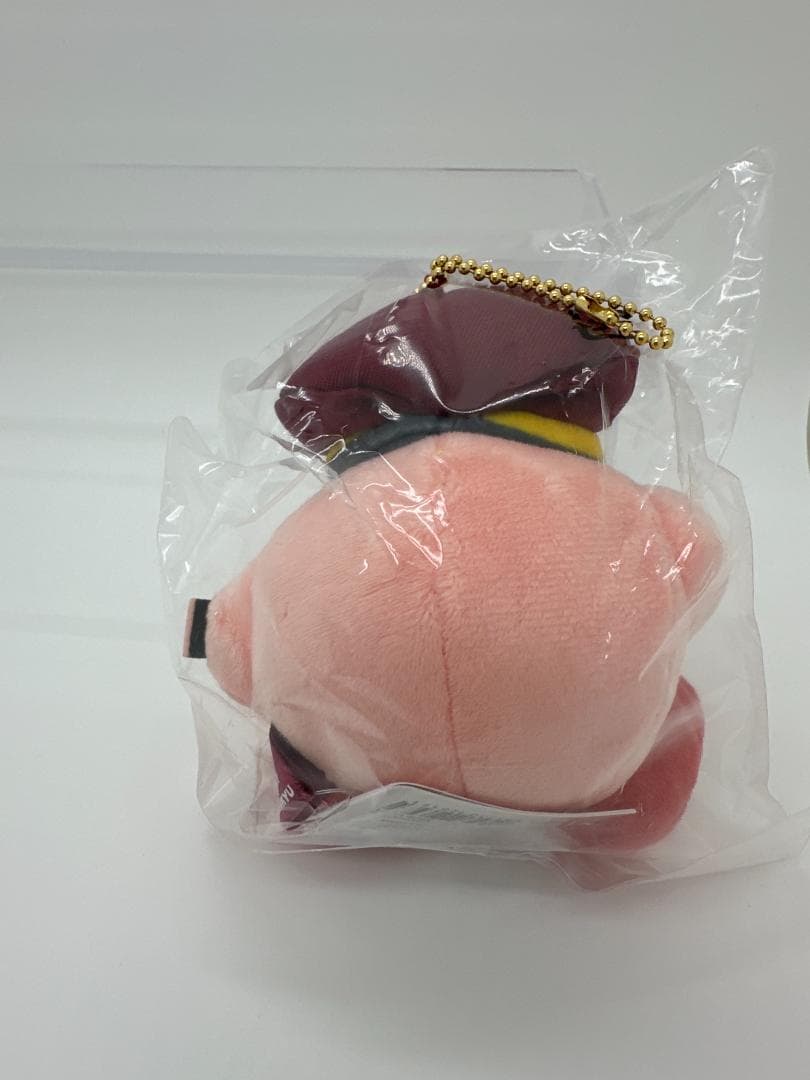 カービィマスコットの背面と金色のボールチェーンが写る未編集の出品写真