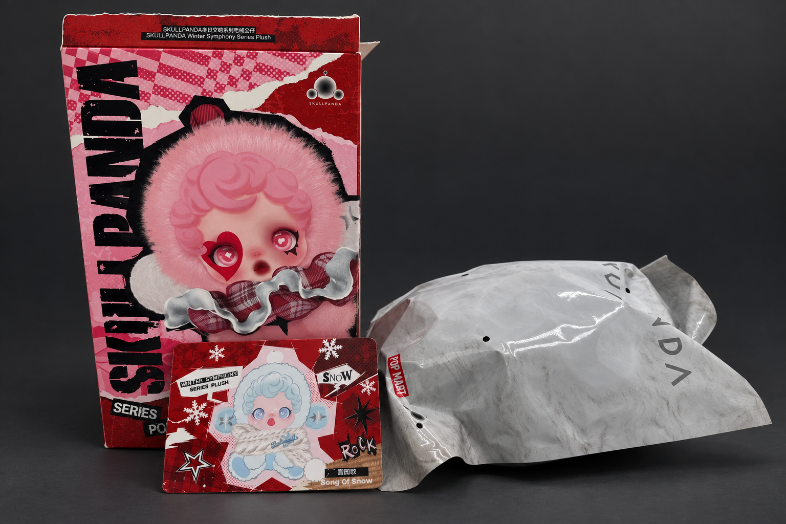 SKULLPANDAの外箱、内袋、青いキャラクターのカードを写した編集画像