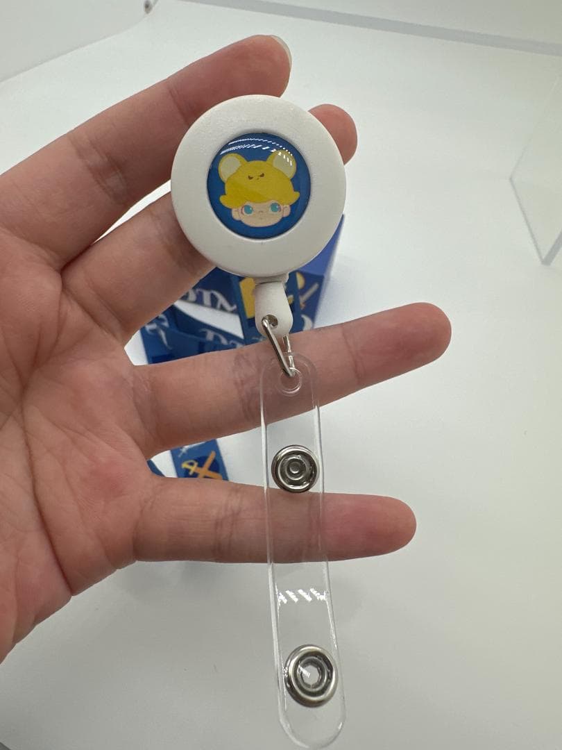Unedited close-up of the white reel, metal connector and clear snap tab